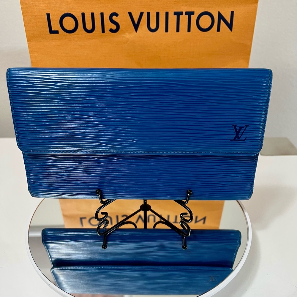 EUC LV International Wallet- Epi Blue Leather! 💙💛